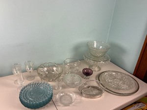 lot 118 image: Misc. Glass Lot