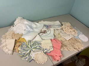 lot 121 image: Linens & Doilies
