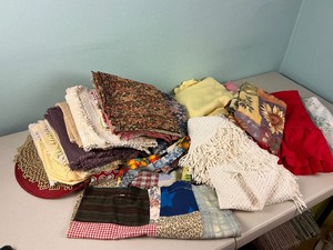 lot 124 image: Cloth Placemats & Misc. Linens