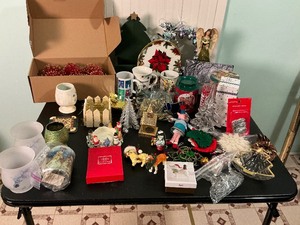 lot 200 image: Misc. Christmas Item Lot