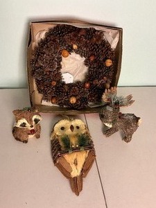 lot 211 image: Pinecone Christmas Wreath with Figures