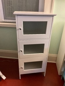 lot 278 image: Newer Three Shelf White Cabinet with Doors
