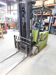 lot 11 image: 2001 Clark TMG20 Electric Forklift