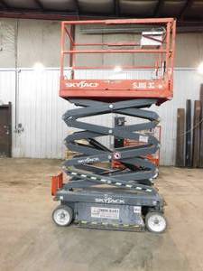 lot 14 image: 2016 SkyJack SJIII3219 Scissor Lift