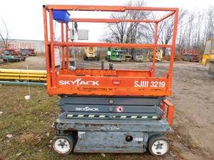 lot 17 image: 2017 Skyjack SJIII3219 Scissor Lift - For Parts or Repair