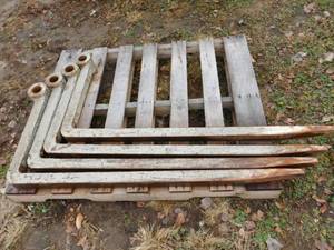 lot 34 image: Set of 4 - Shaft Style Block Forks