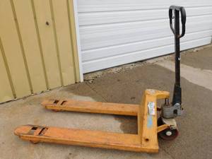 lot 42 image: Eagle 55 Pallet Jack - For Parts or Repair