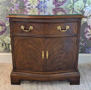 lot 10A image: Drexel Heritage Mahogany Nightstand