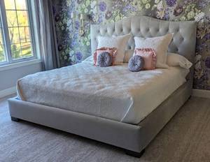 lot 1 image: Gorgeous Grey Tufted King Size Bed Frame