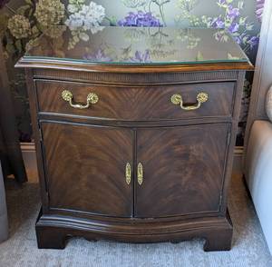 lot 10 image: Drexel Heritage Mahogany Nightstand