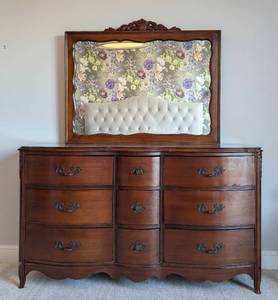 lot 9 image: Mirrored French Provincial Style Dresser