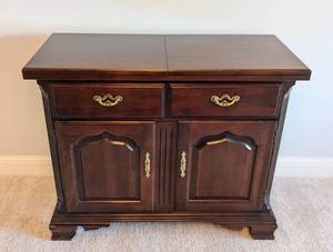 lot 5A image: Thomasville Chippendale Style Expanding Buffet