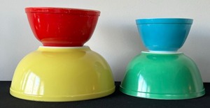 lot 58 image: Vintage 1940s Pyrex Primary Colors Nesting Bowls in Yellow, Green, Red and Blue