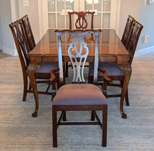 lot 5 image: Thomasville Mahogany Chippendale Style Dining Table Set