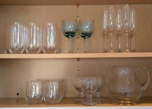 lot 113 image: Assorted Glassware