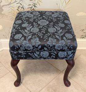 lot 22 image: Petite Blue Floral Queen Anne Style Stool