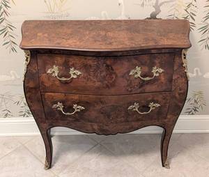 lot 23 image: Elegant Burled Wood Bombay Chest