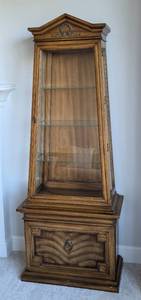 lot 24 image: Beautiful Vintage Wood and Glass Display Cabinet
