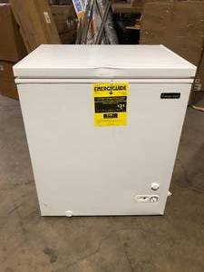 Magic Chef 5.0 cu. ft. Chest Freezer in White  Damaged   Customer Returns See Pictures