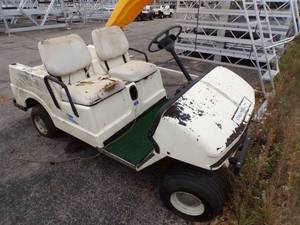 lot 32 image: Columbia Golf Cart Gas Untested