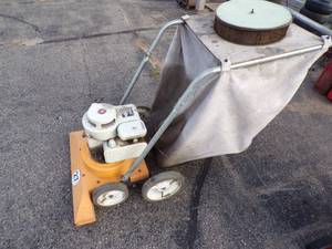 lot 8 image: Leaf Vac