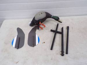 lot 47 image: Motion Duck Decory