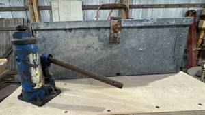 lot 91 image: Hydraulic Jack and Tool Box