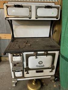 lot 99 image: Vintage Monarch Stove