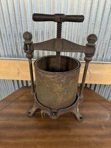 lot 106 image: Vintage Juicer