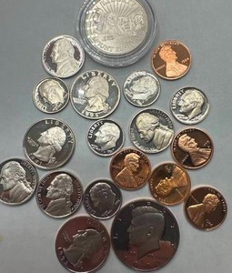 lot 28 image: Lot of 19 BU Rushmore Anniversary Half & Proof Coins