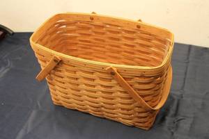 lot 1 image: Vintage Longaberger Woven Basket with Handle