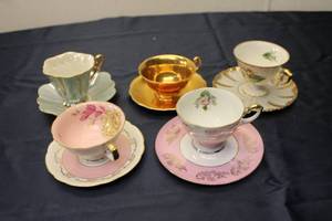 lot 3 image: Collection of 5 Vintage Royal Bayreuth Porcelain Tea Cups and Saucers