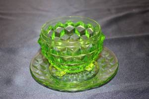 lot 15 image: Vintage Green Uranium Pressed Glass Bowl with Matching Plate