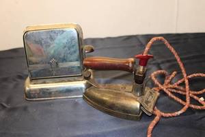 lot 45 image: Vintage General Electric Hotpoint Model R Electric Iron