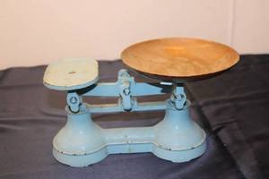 lot 47 image: Vintage Blue Analog Kitchen Scale with Brass Bowl