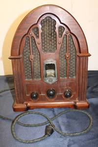 lot A-57 image: Vintage General Electric Table Radio Model 309