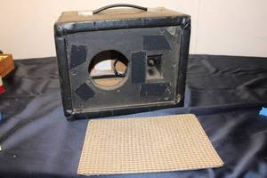 lot 67 image: Vintage Tube Amplifier with Original Grille Cloth - Retro Audio Equipment