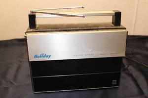 lot 76 image: Holiday AC-DC Solid State Multi-Band Receiver Radio