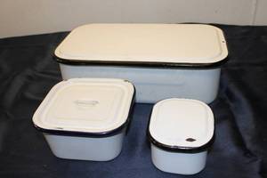 lot 94 image: Set of 3 Vintage Enamelware Containers with Lids