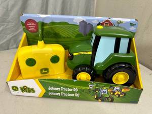 lot 29 image: New John Deere Kids RC Tractor