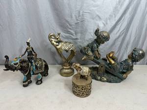 lot 49 image: Very Pretty Home Decoration Pieces