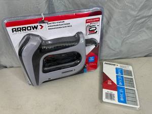 lot 74 image: New Arrow Electric Stapler and Multipack of Staples