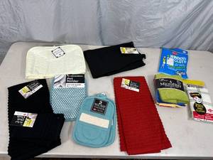 lot 77 image: New Dish Towels, Wash Cloths, Microfiber, Toaster Cover, Window Cloth, Etc.