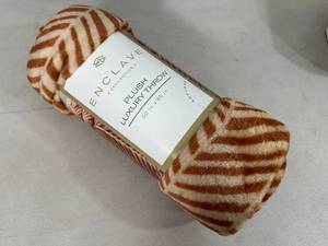 lot 109 image: New Enclave Plush Luxury Throw Blanket