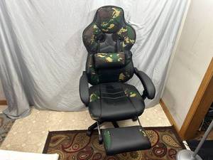 lot 52 image: Camo Gaming  Office Chair with Built in Leg Rest