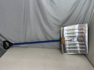 lot 176 image: New Aluminum Blade Snow Shovel