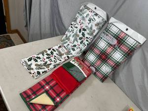 lot 180 image: New Holiday Table Covers, Kitchen Towels, Microfibers, Dish Drying Mat