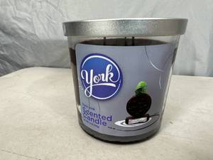 lot 298 image: New York Peppermint Pattie 3 Wick Candle
