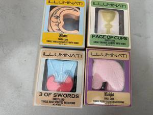 lot 318 image: 4 New Tarot Card Themed Bath Bombs
