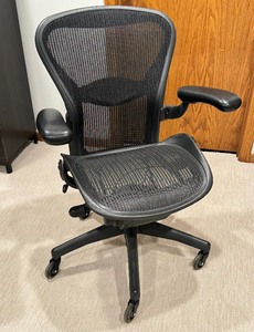 lot 10G image: Herman Miller Adjustable Office Chair